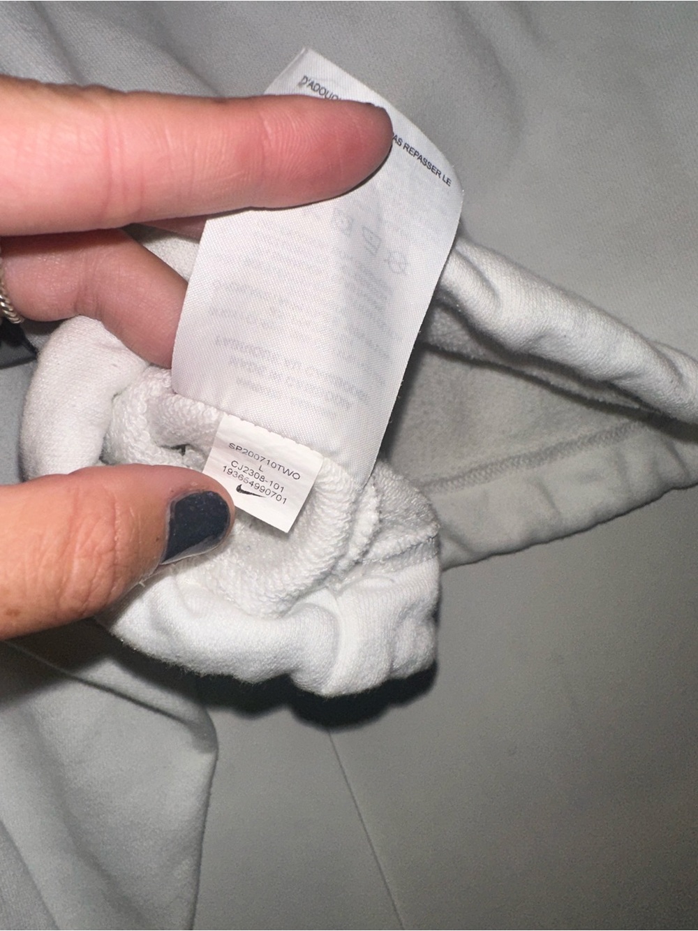 NIKE Colorblocked Logo Cropped Crewneck
$60MSRP - Picture 6 of 7